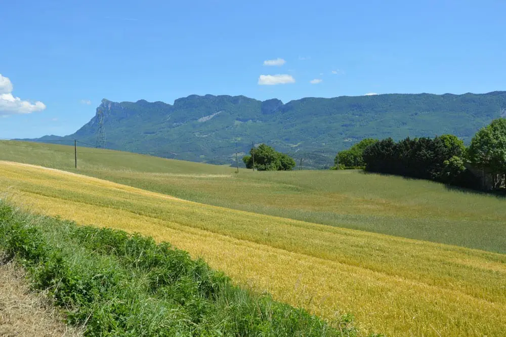 Photographie du massif montagneux des 3 becs dans la vallée de la Drôme