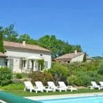 Photographie d'une piscine et d'un gîte en France