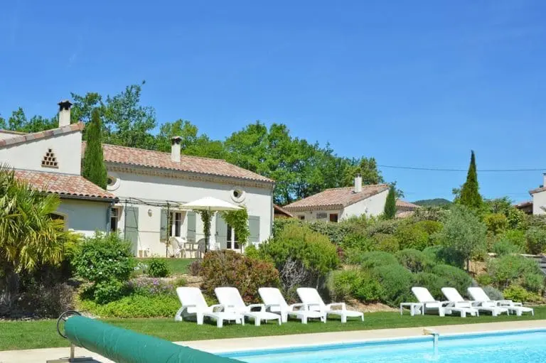 Photographie d'une piscine et d'un gîte en France