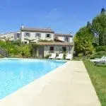 Photo d'une grande piscine et de maisons de vacances dans la Drôme