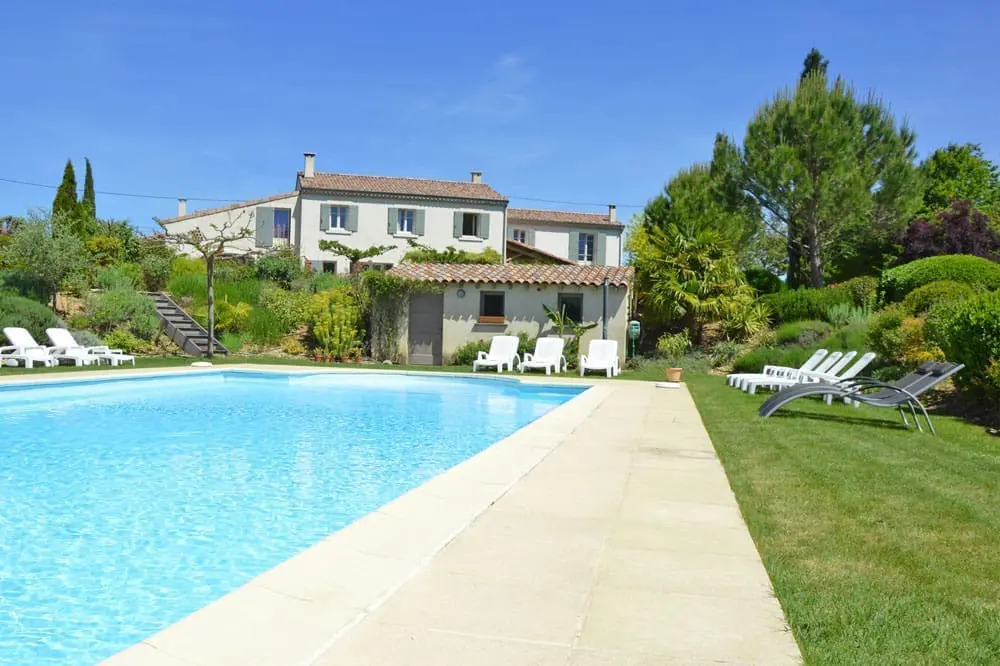 Photo d'une grande piscine et de maisons de vacances dans la Drôme