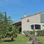 Photographie du jardin d'une maison de vacances à louer dans la vallée de la Drôme