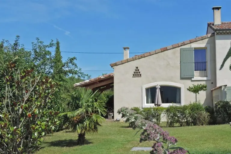 Photographie du jardin d'une maison de vacances à louer dans la vallée de la Drôme