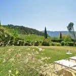Photographies de chaises longues dans le jardin d'une maison de vacances à louer dans la Drôme
