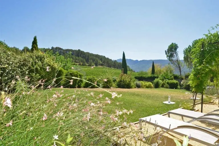 Photographies de chaises longues dans le jardin d'une maison de vacances à louer dans la Drôme