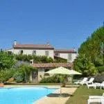 Photographie d'une piscine et d'une maison de vacances entre Crest et Die