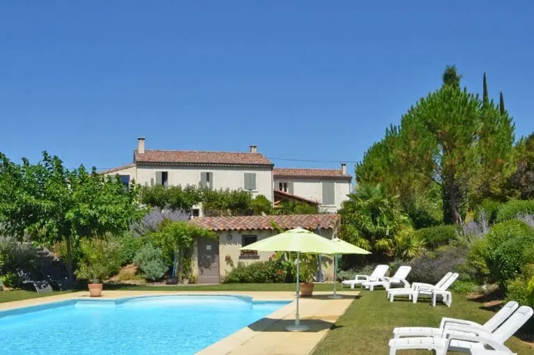 Photographie d'une piscine et d'une maison de vacances entre Crest et Die