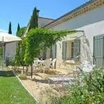 Photographie dune terrasse avec une treille dans le jardin d'un gîte près de Crest
