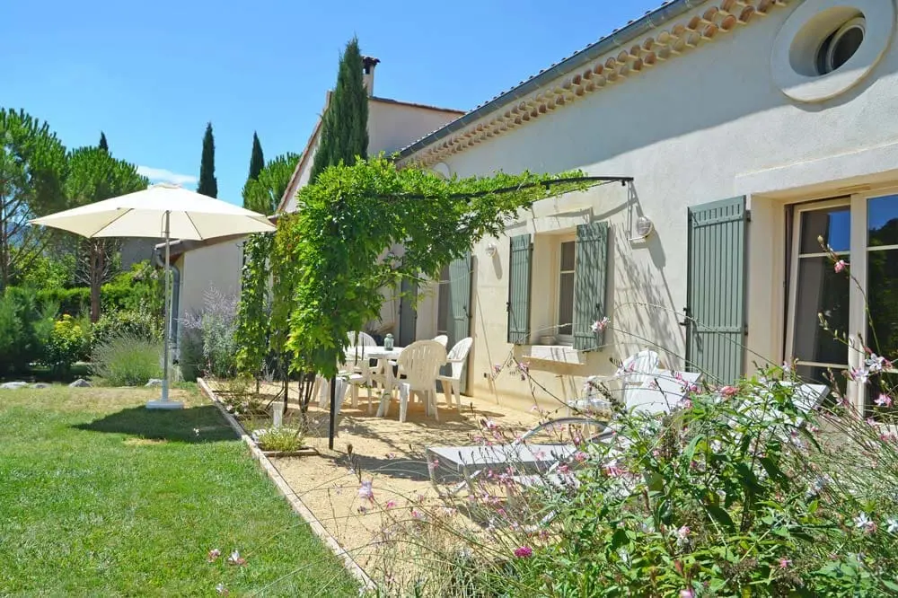 Photographie dune terrasse avec une treille dans le jardin d'un gîte près de Crest