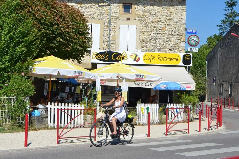 Photographie d'un café restaurant du sud de la France