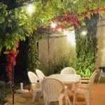 Photographie d'une terrasse avec une treille dans la vallée de la Drôme