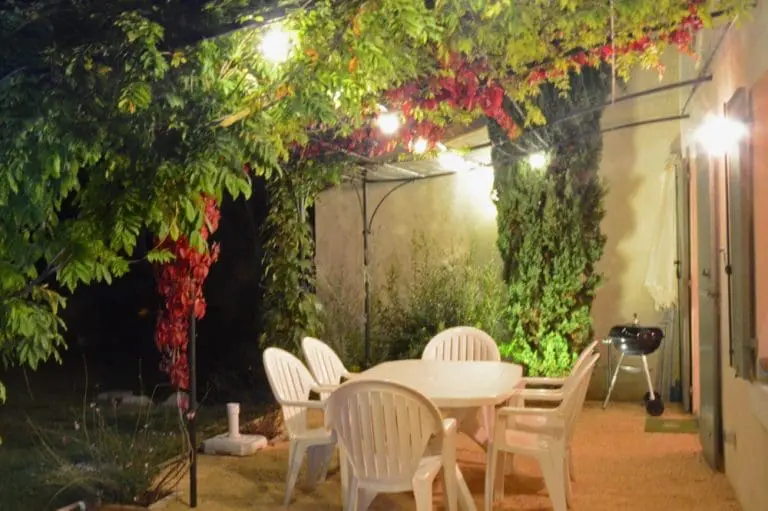 Photographie d'une terrasse avec une treille dans la vallée de la Drôme