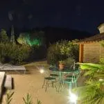 Photo d'une terrasse avec éclairage nocturne