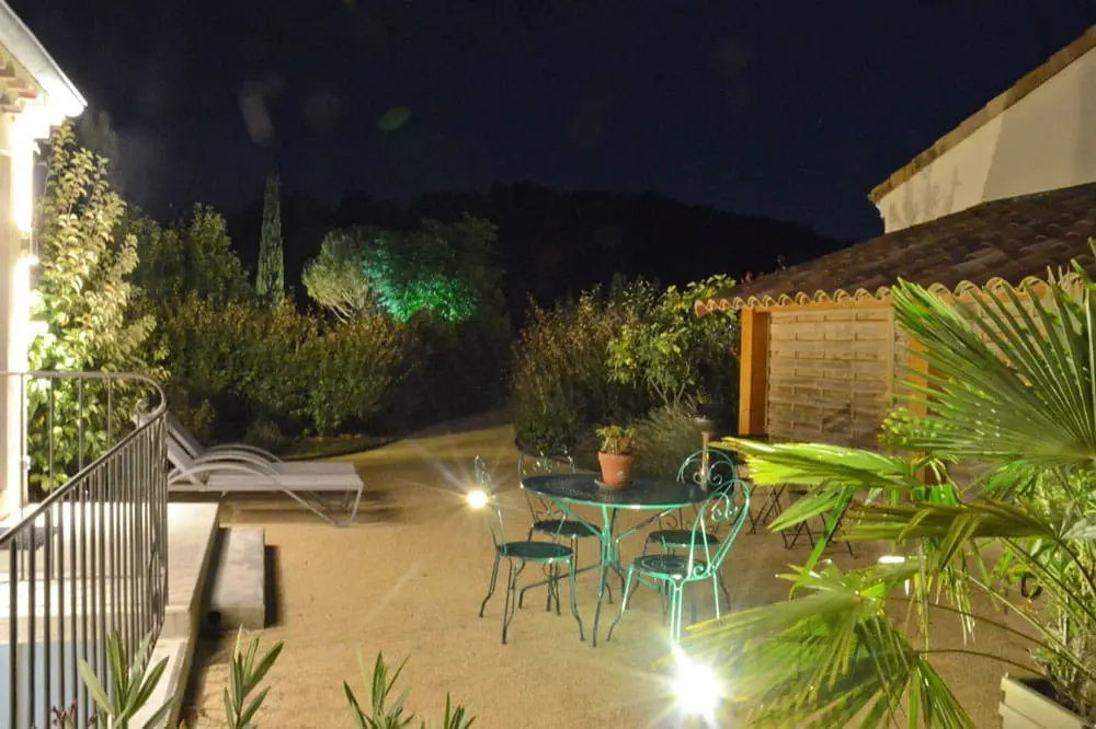 Photo d'une terrasse avec éclairage nocturne