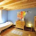 Photographie d'une chambre avec 3 lits dans un gîte 3 étoiles dans la Drôme