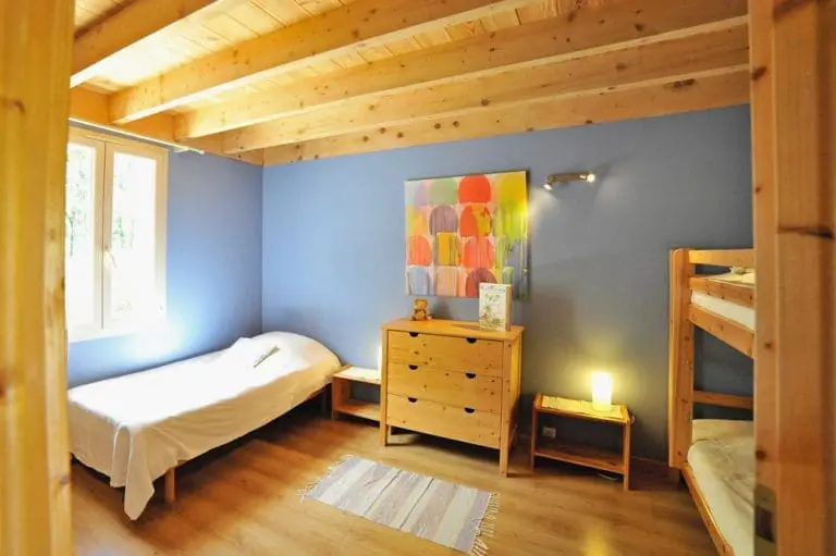 Photographie d'une chambre avec 3 lits dans un gîte 3 étoiles dans la Drôme