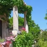 Photographie d'une maison en pierre typique du Sud de la Drome