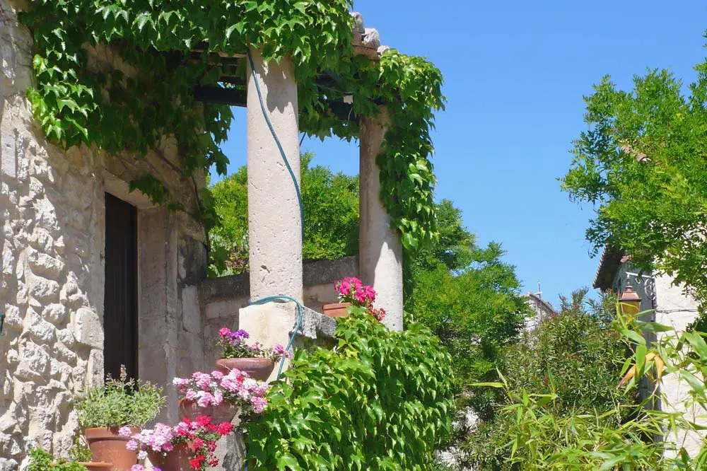 Photographie d'une maison en pierre typique du Sud de la Drome