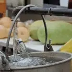 Photographie d'une fontaine au marché de Saou dans la Drôme