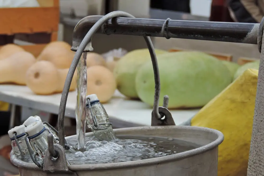 Photographie d'une fontaine au marché de Saou dans la Drôme