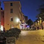 Photographie d'une terrasse de restaurant dans le sud de la France