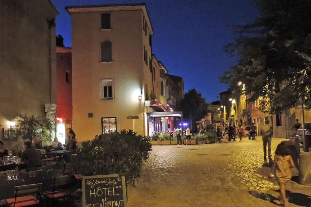 Photographie d'une terrasse de restaurant dans le sud de la France