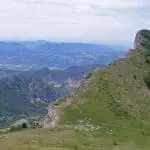 Photographie du massif des 3 becs au bout du synclinal de Saou