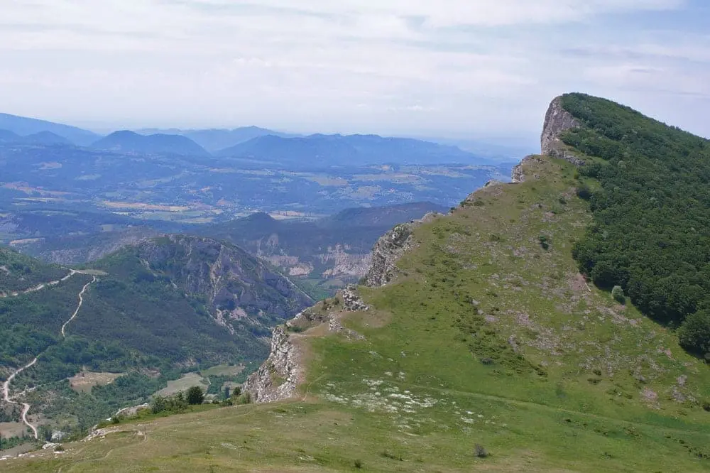 Photographie du massif des 3 becs au bout du synclinal de Saou