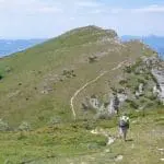 Photo d'un randonneur sur le massif des 3 becs dans la vallée de la Drôme.