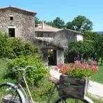 Photographie d'une ferme à Suze dans la vallée de la Drôme