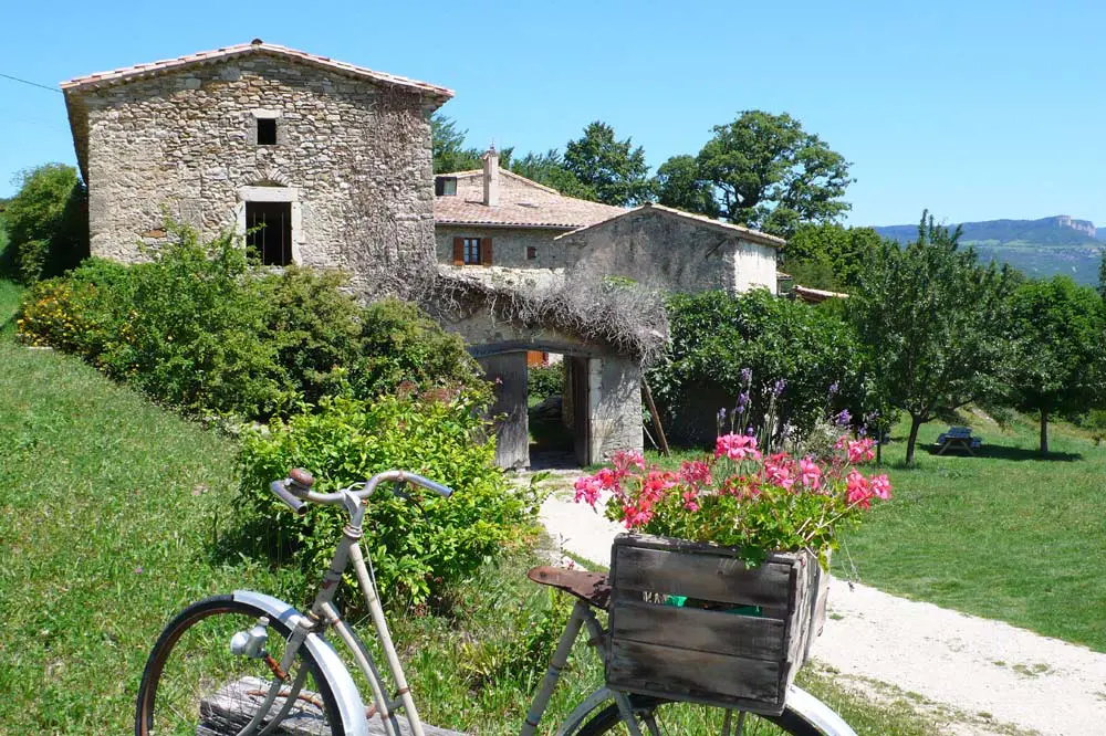 Photographie d'une ferme à Suze dans la vallée de la Drôme