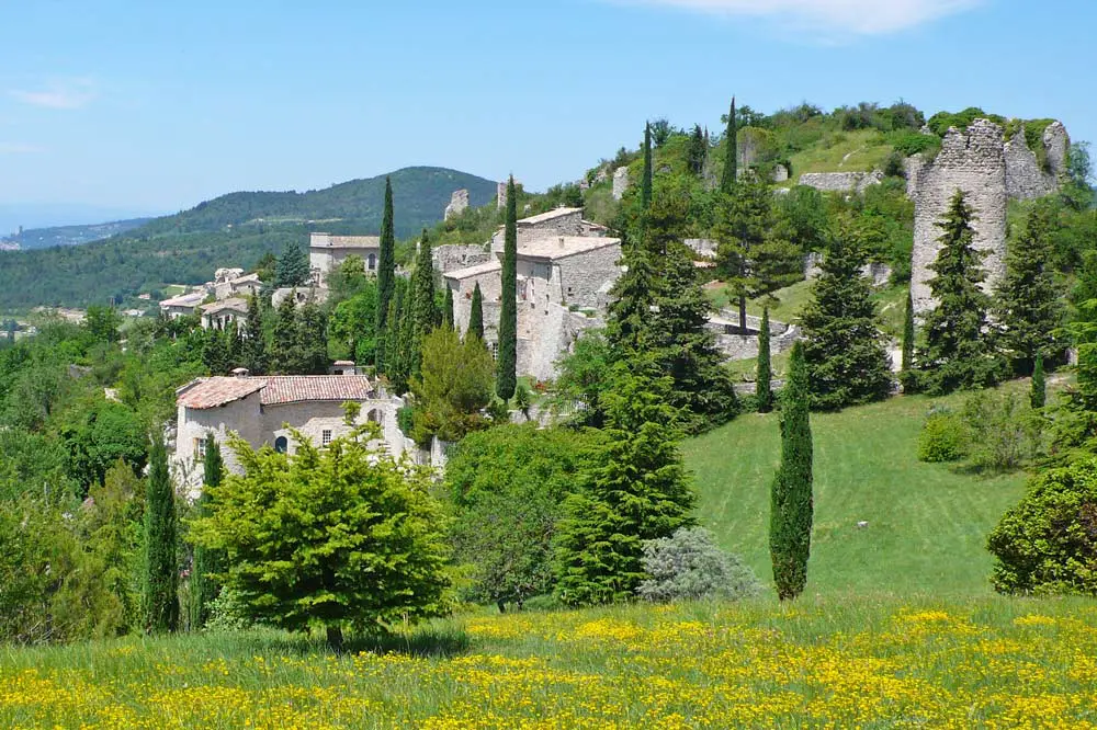 Photographie de la colline du vieux village de Mirabel