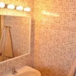 Photographie d'une salle de bains avec un lavabo et une douche