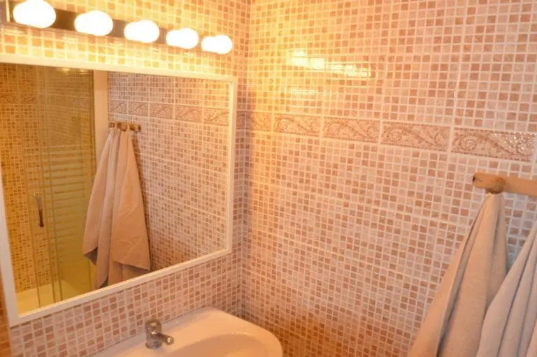 Photographie d'une salle de bains avec un lavabo et une douche