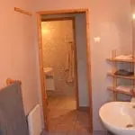 Photographie de 2 salles de bains dans un hébergement touristique à louer dans le sud de la France