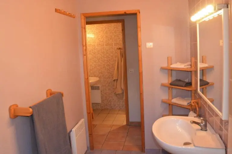 Photographie de 2 salles de bains dans un hébergement touristique à louer dans le sud de la France