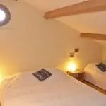 Photographie d'une chambre mansardée dans un gîte en Drôme