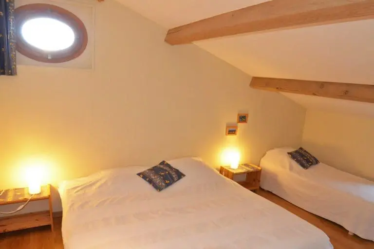 Photographie d'une chambre mansardée dans un gîte en Drôme