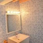 Photographie d'une salle de bain avec une douche