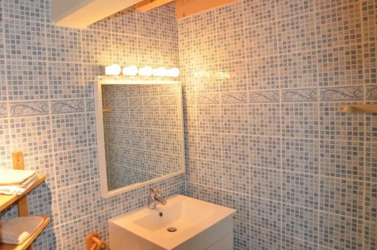Photographie d'une salle de bain avec une douche