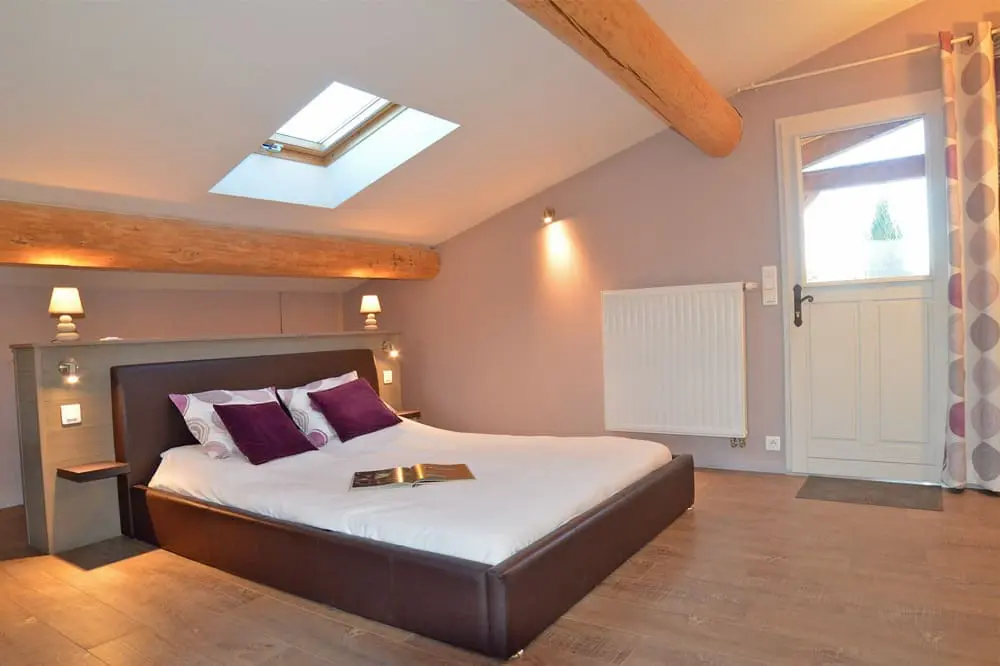 Photo d'une chambre mansardée dans un gîte en France