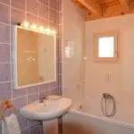 Photographie d'une salle de bains avec un lavabo et une baignoire