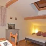 Photographie d'une chambre mensardée d'un hébergement touristique