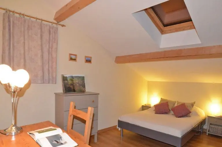 Photographie d'une chambre mensardée d'un hébergement touristique