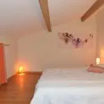 Photographie d'une chambre mansardée dans un gîte à Mirabel et Blacons