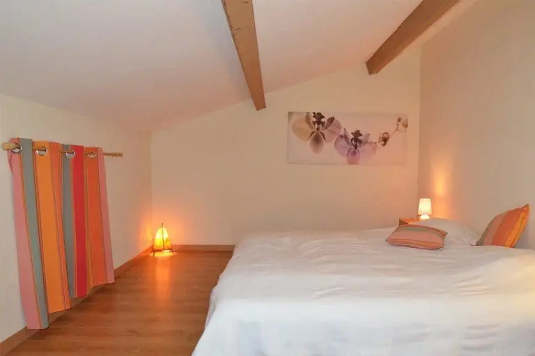 Photographie d'une chambre mansardée dans un gîte à Mirabel et Blacons