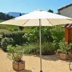 Photo d'une terrasse fleurie aux portes de la Provence