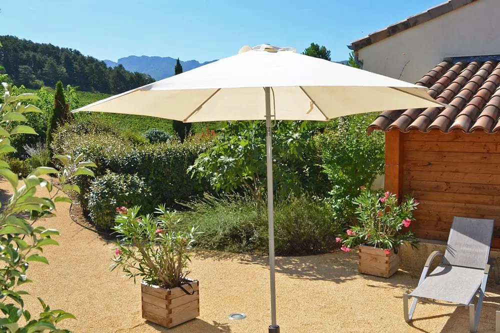 Photo d'une terrasse fleurie aux portes de la Provence