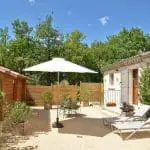 Photo d'une terrasse avec des chaises longues