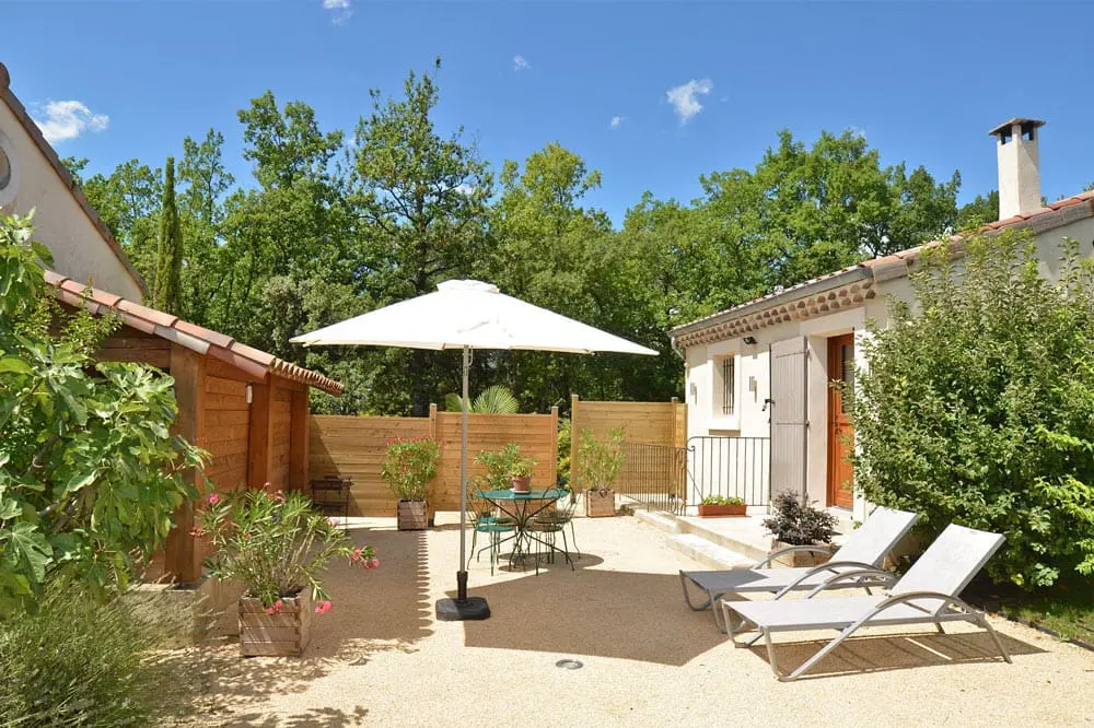 Photo d'une terrasse avec des chaises longues